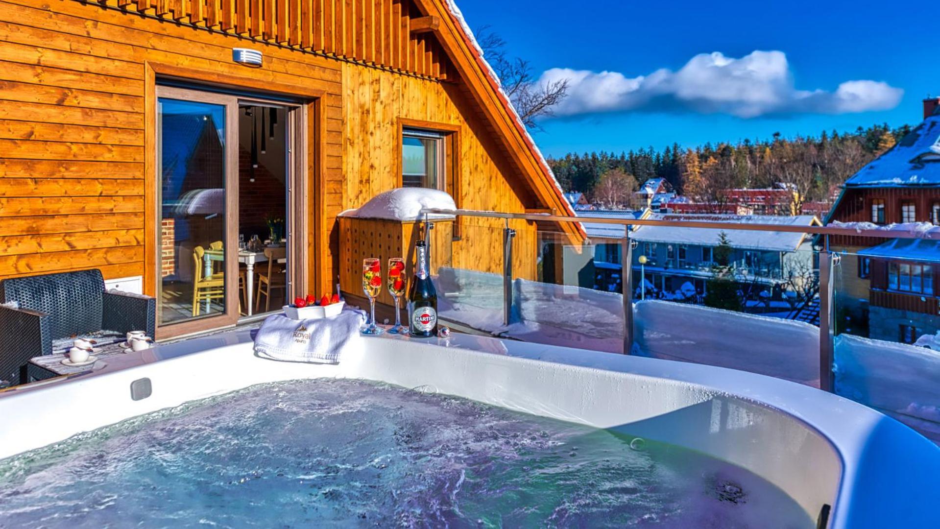 Royal Prestige Collection Z Prywatnym Jacuzzi - Stone Hill Resort Z Basenem I Saunami 스클라르스카포렘바 외부 사진