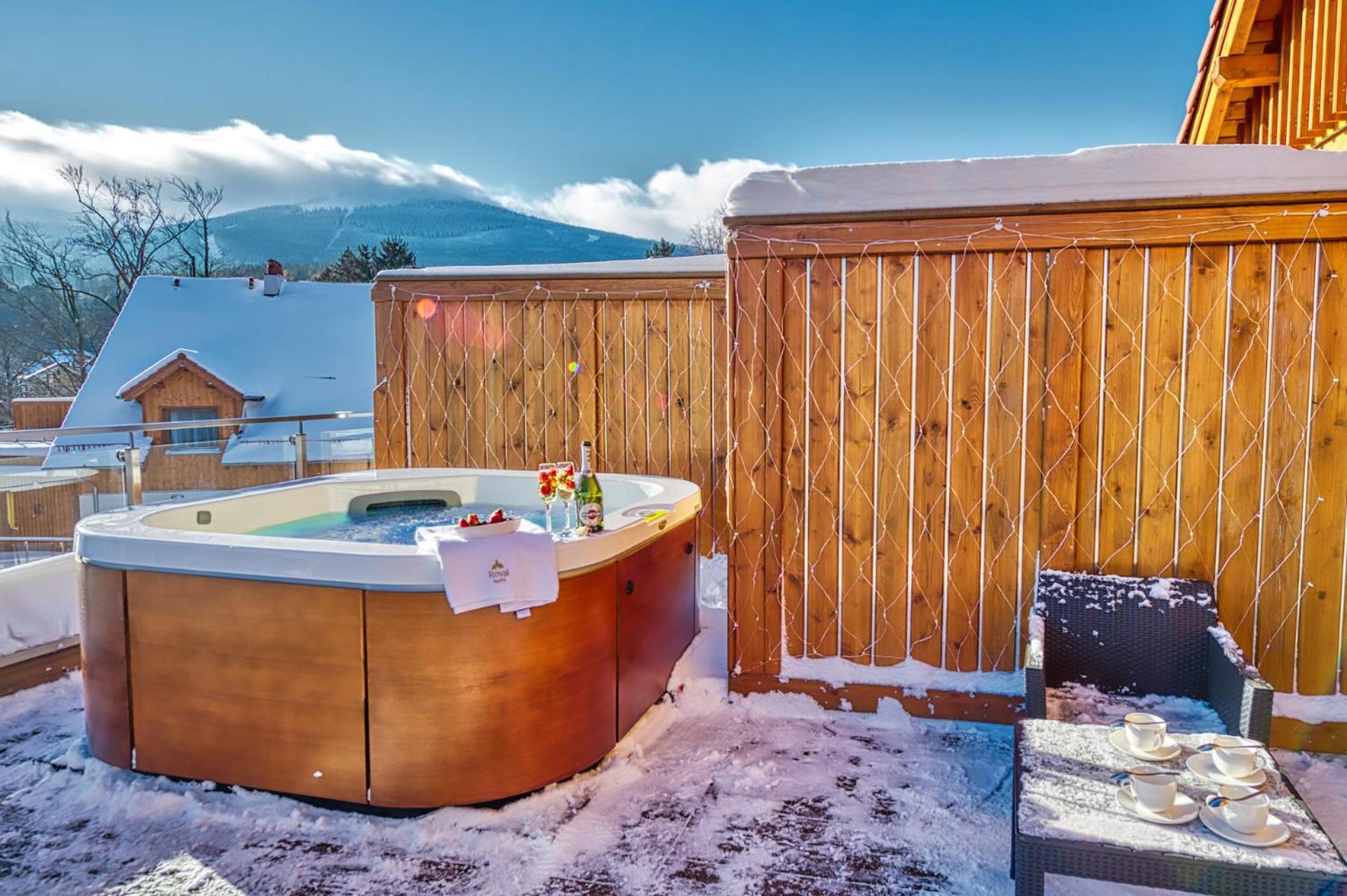 Royal Prestige Collection Z Prywatnym Jacuzzi - Stone Hill Resort Z Basenem I Saunami 스클라르스카포렘바 외부 사진