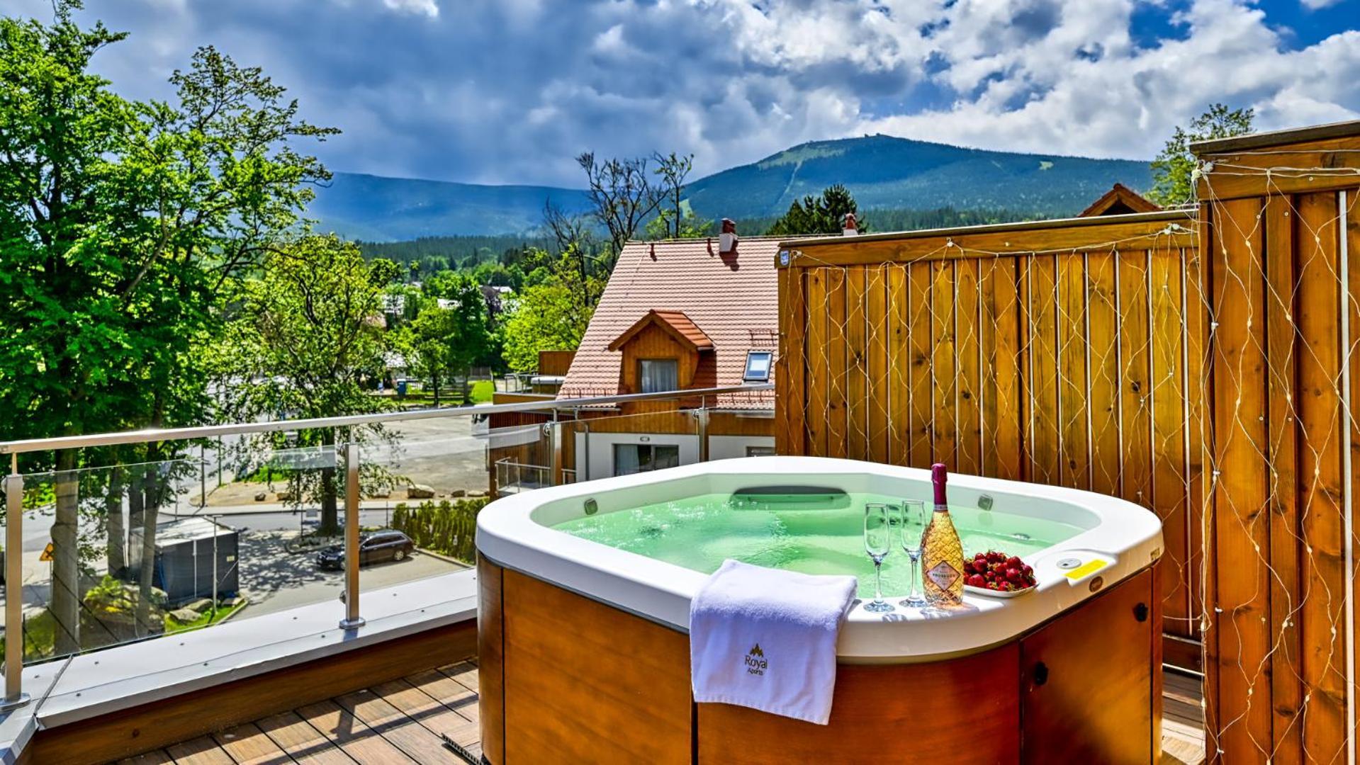 Royal Prestige Collection Z Prywatnym Jacuzzi - Stone Hill Resort Z Basenem I Saunami 스클라르스카포렘바 외부 사진